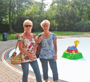 v.l.n.r. Christiane Laschinski, Martina Schnell und Wasserschildkröte